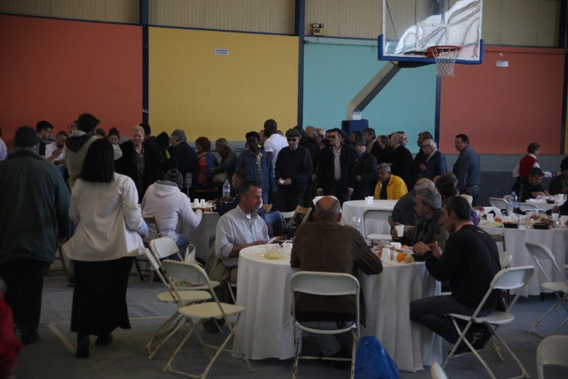 Πασχαλινό γεύμα αγάπης για τους αστέγους της Αθήνας στο Ρουφ [εικόνες] | iefimerida.gr 1