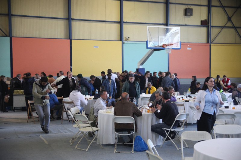 Πασχαλινό γεύμα αγάπης για τους αστέγους της Αθήνας στο Ρουφ [εικόνες] | iefimerida.gr 0