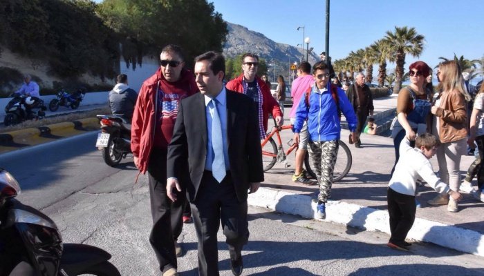 Xίος: Εκαναν παρέλαση για να γίνει ο ρουκετοπόλεμος [εικόνες & βίντεο] | iefimerida.gr 1