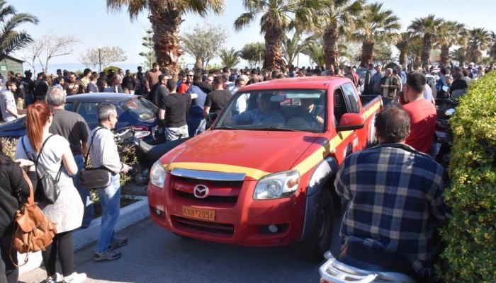 Xίος: Εκαναν παρέλαση για να γίνει ο ρουκετοπόλεμος [εικόνες & βίντεο] | iefimerida.gr 2