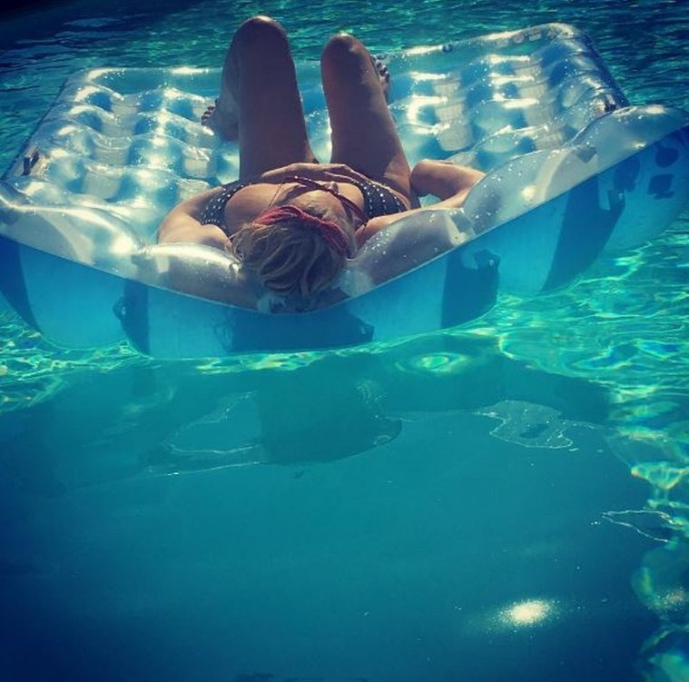 Η Ρούλα Κορομηλά με μαγιό πάνω σε φουσκωτό στρώμα [εικόνα] | iefimerida.gr 0