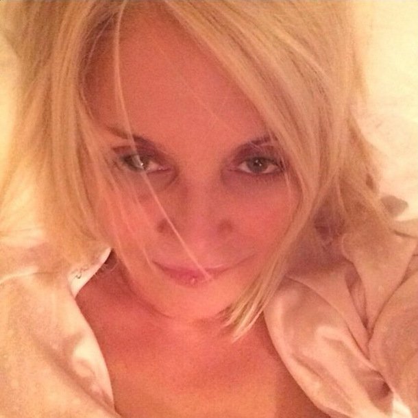 Στο κρεβάτι με την Ρούλα Κορομηλά – Ξαπλωμένη και άβαφη [εικόνα] | iefimerida.gr 0