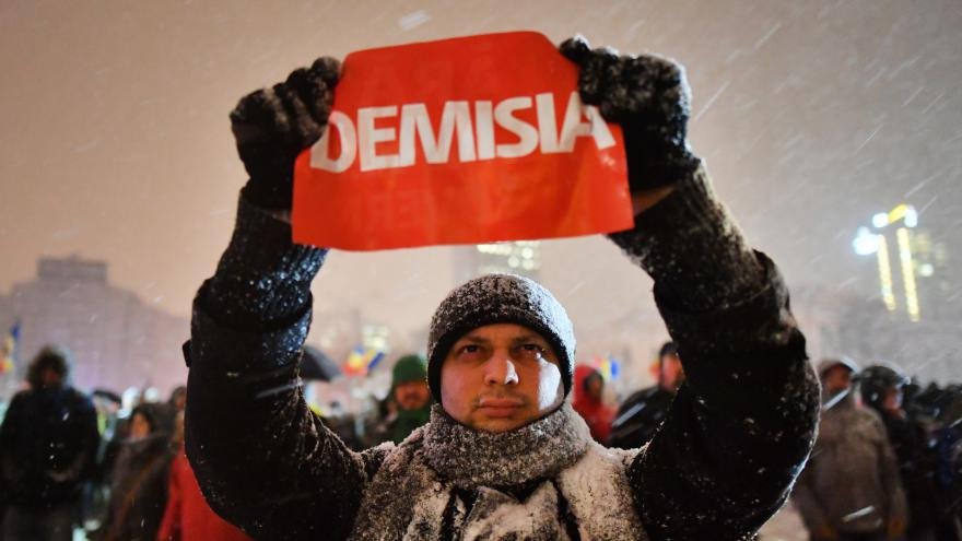 Ρουμανία: Γιατί εκατομμύρια άνθρωποι διαδηλώνουν μέρα νύχτα [εικόνες] | iefimerida.gr 6