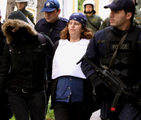 Πόλα Ρούπα: Ξανθιά με κοντό μαλλί και αδυνατισμένη -Κυκλοφορούσε στο Μαρούσι με το παιδί της και δήλωνε δασκάλα | iefimerida.gr 1