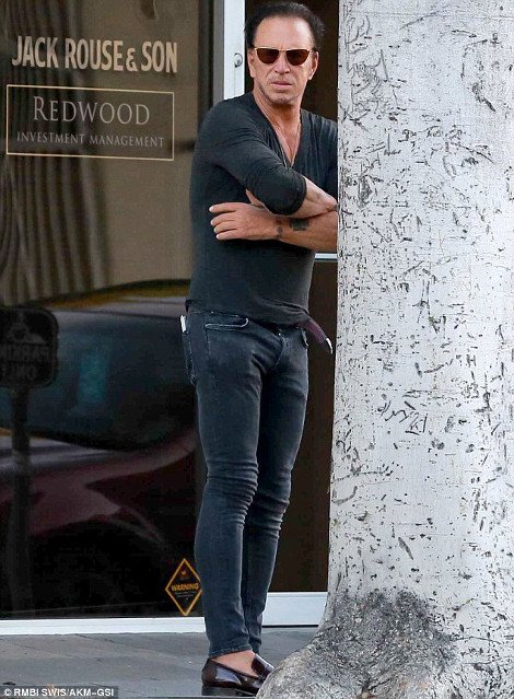 Σοκ: Εντελώς παραμορφωμένος από τις πλαστικές ο Μίκι Ρουρκ -Μοιάζει σαν να έβαλε άλλο πρόσωπο [εικόνες] | iefimerida.gr 0