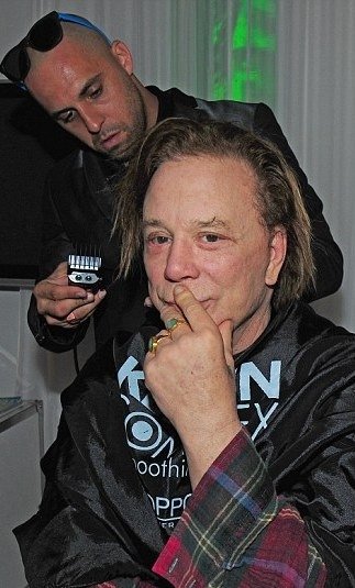 Αποφάσισε να ξυριστεί γουλί για τον νέο του ρόλο ως ομοφυλόφιλος [εικόνες] | iefimerida.gr 0