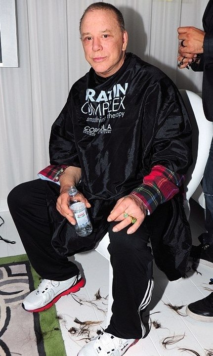 Αποφάσισε να ξυριστεί γουλί για τον νέο του ρόλο ως ομοφυλόφιλος [εικόνες] | iefimerida.gr 1