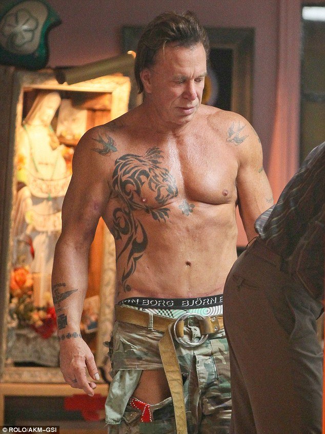 Μόνο τα σημάδια στο πρόσωπο δείχνουν ότι αυτός ο άνδρας είναι ο Μίκι Ρουρκ [εικόνες] | iefimerida.gr 14