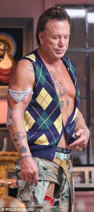 Μόνο τα σημάδια στο πρόσωπο δείχνουν ότι αυτός ο άνδρας είναι ο Μίκι Ρουρκ [εικόνες] | iefimerida.gr 13