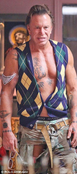 Μόνο τα σημάδια στο πρόσωπο δείχνουν ότι αυτός ο άνδρας είναι ο Μίκι Ρουρκ [εικόνες] | iefimerida.gr 15