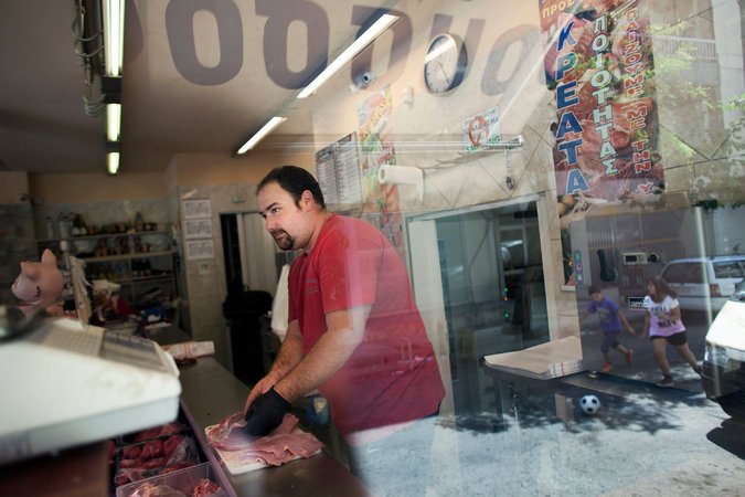 NYT: Οι Ελληνες επιβιώνουν με ανταλλαγές -Δίνουν κρέας για ελαστικά, γραφίστες πληρώνονται σε λάδι | iefimerida.gr 1
