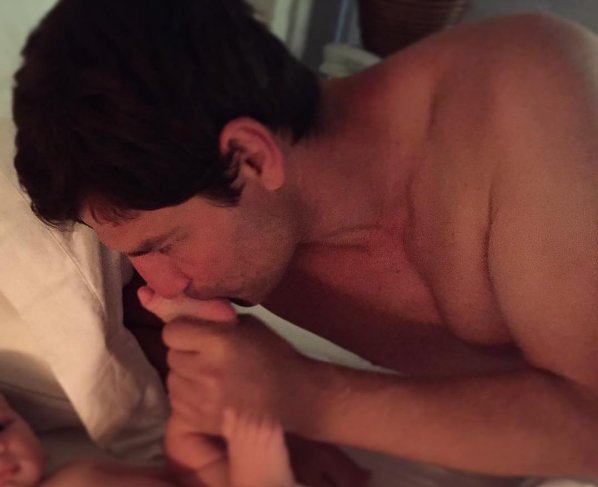 Ο Σάκης Ρουβάς φιλάει τον μπόμπιρά του και το Instagram «λιώνει» [εικόνα] | iefimerida.gr 0