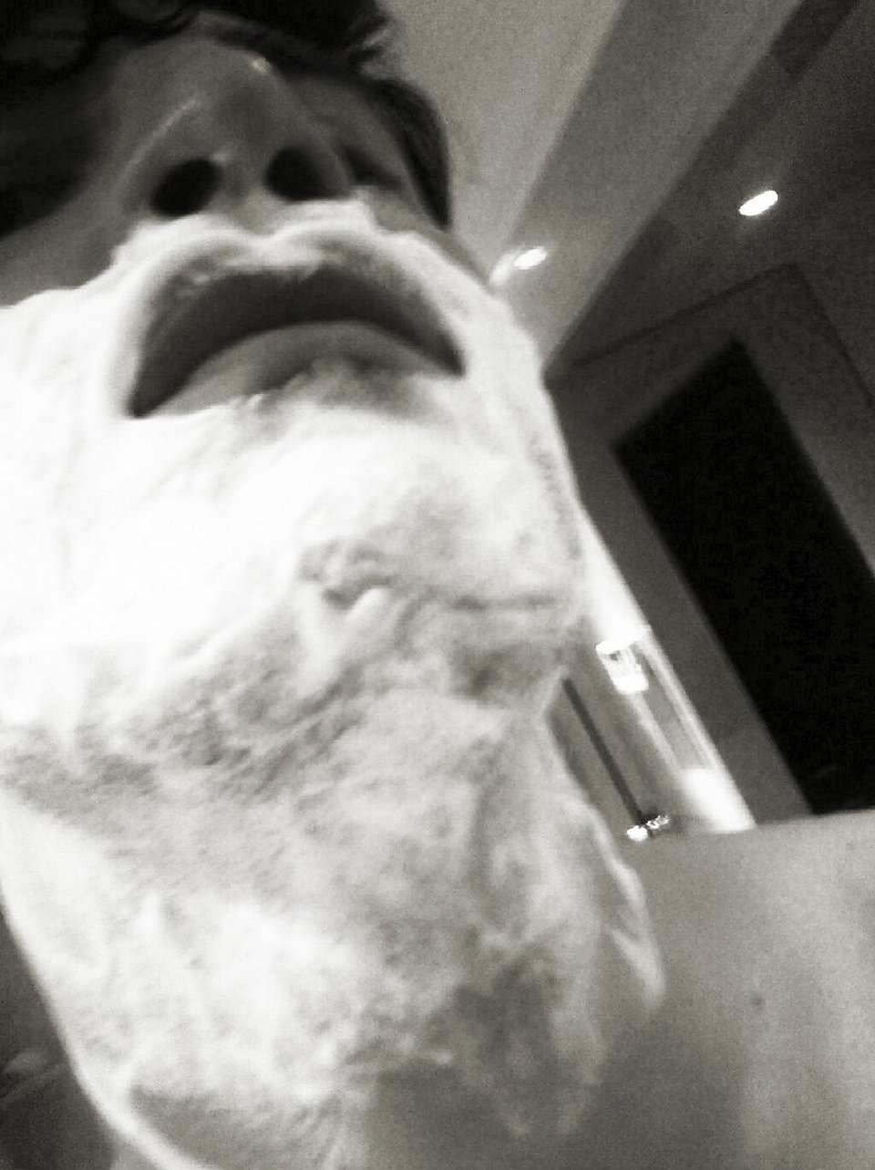 Ο Σάκης Ρουβάς ενώ ξυρίζεται και ντύνεται λίγο πριν βγει στην πίστα [εικόνα & βίντεο] | iefimerida.gr 0