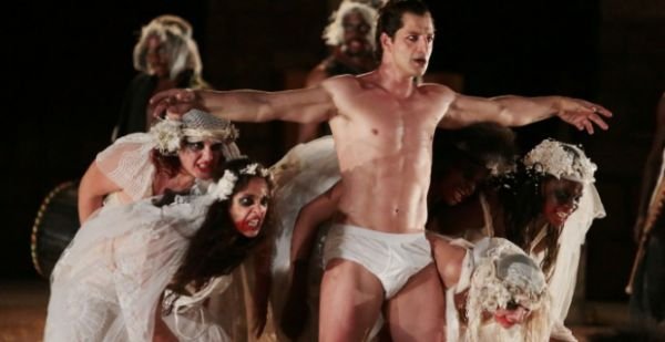 O Σάκης Ρουβάς με λευκό σλιπ συγκλόνισε ως Διόνυσος στις Βάκχες  του Ευρυπίδη [εικόνες] | iefimerida.gr 0