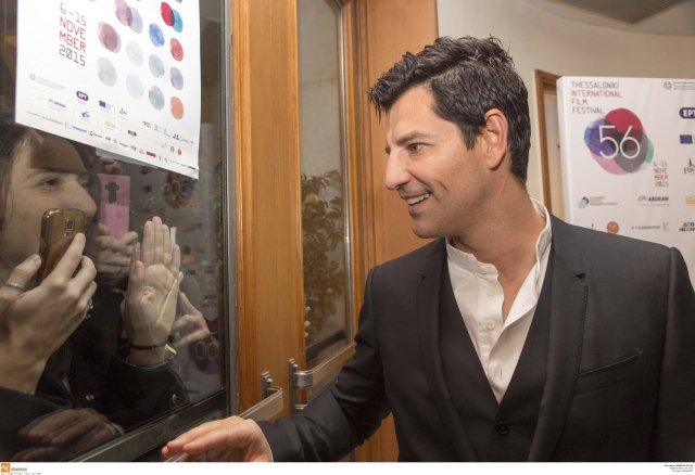 Τρελάθηκαν οι Ρουβίτσες - Η θαυμάστρια του Σάκη που τον φιλούσε μέσα από το τζάμι [εικόνες] | iefimerida.gr 3