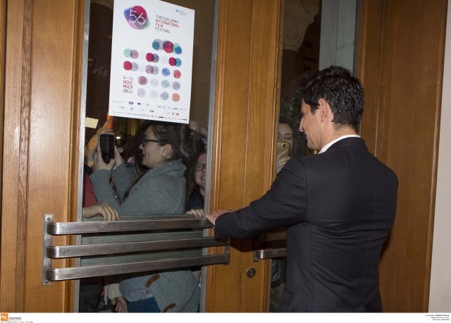 Τρελάθηκαν οι Ρουβίτσες - Η θαυμάστρια του Σάκη που τον φιλούσε μέσα από το τζάμι [εικόνες] | iefimerida.gr 2