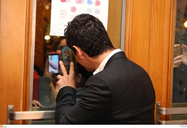 Τρελάθηκαν οι Ρουβίτσες - Η θαυμάστρια του Σάκη που τον φιλούσε μέσα από το τζάμι [εικόνες] | iefimerida.gr 1