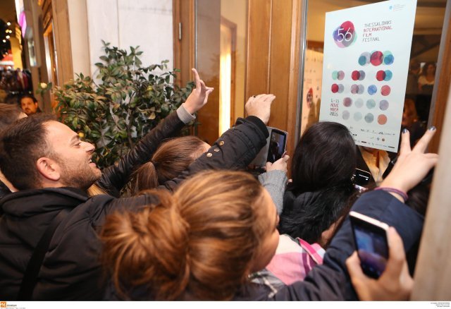 Τρελάθηκαν οι Ρουβίτσες - Η θαυμάστρια του Σάκη που τον φιλούσε μέσα από το τζάμι [εικόνες] | iefimerida.gr 0