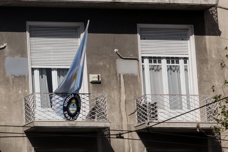 Χτύπησαν το κουδούνι και μόλις τους άνοιξαν μοίρασαν τρικάκια στους υπαλλήλους και κρέμασαν πανό από το μπαλκόνι με συνθήματα