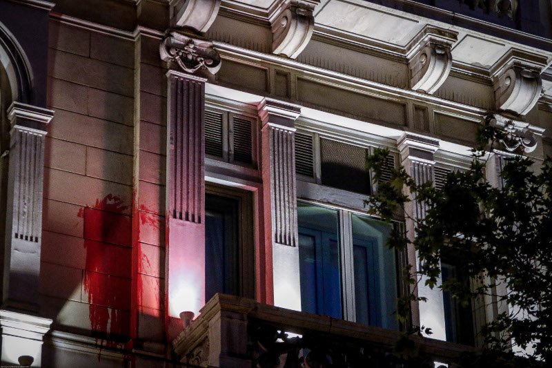 Από την επίθεση Ρουβίκωνα στη Γαλλική πρεσβεία -Φωτογραφία: EUROKINISSI/ΓΙΩΡΓΟΣ ΚΟΝΤΑΡΙΝΗΣ