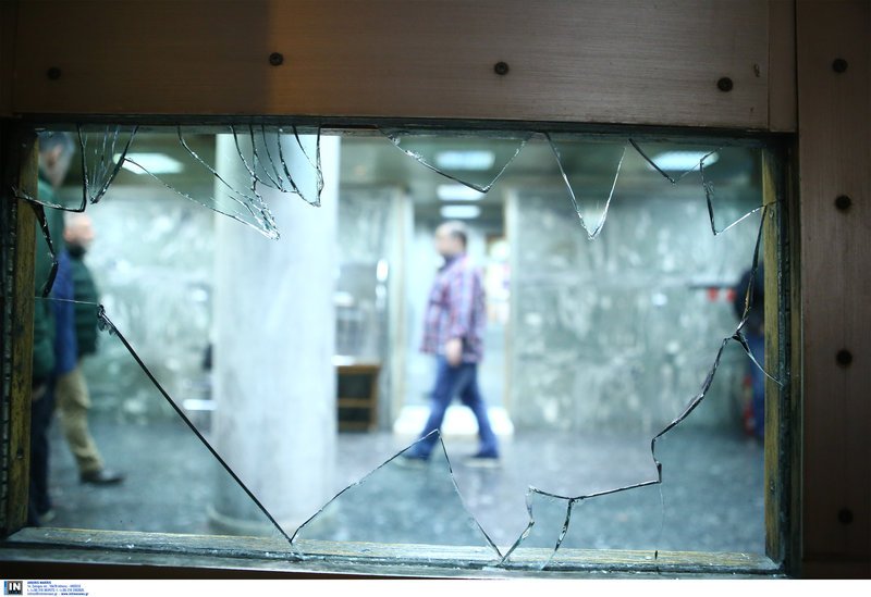 Σπασμένα τζάμια στο κτίριο της ΔΕΔΔΗΕ από τον Ρουβίκωνα -Intimenews/ΣΤΕΦΑΝΟΥ ΣΤΕΛΙΟΣ