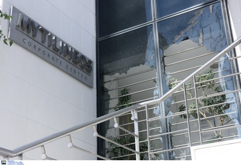 Επίθεση του Ρουβίκωνα στα γραφεία του Ομίλου Μυτιληναίος | iefimerida.gr 1