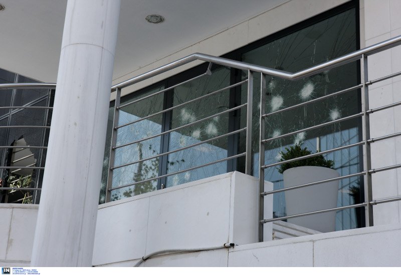 Επίθεση του Ρουβίκωνα στα γραφεία του Ομίλου Μυτιληναίος | iefimerida.gr 0