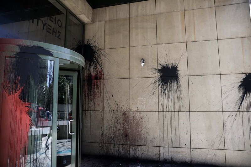 Πέντε άτομα εκτόξευσαν μπουκάλια με μπογιές