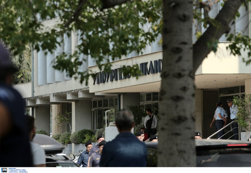 Εισβολή του Ρουβίκωνα στο υπουργείο Δικαιοσύνης -Εφτασαν μέχρι το γραφείο του Κοντονή | iefimerida.gr 1