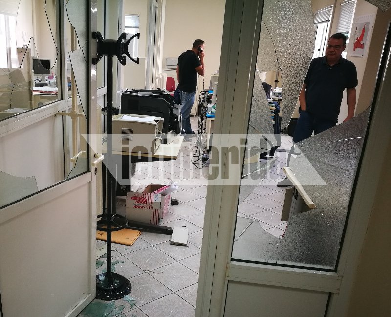 Επίθεση Ρουβίκωνα στο Κέντρο Είσπραξης Ασφαλιστικών Οφειλών [βίντεο] | iefimerida.gr 0