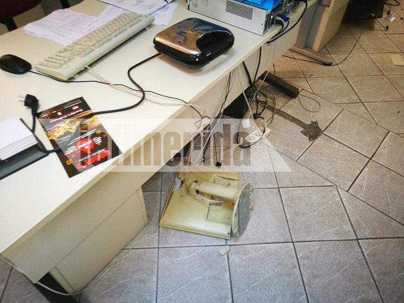Επίθεση Ρουβίκωνα στο Κέντρο Είσπραξης Ασφαλιστικών Οφειλών [βίντεο] | iefimerida.gr 1
