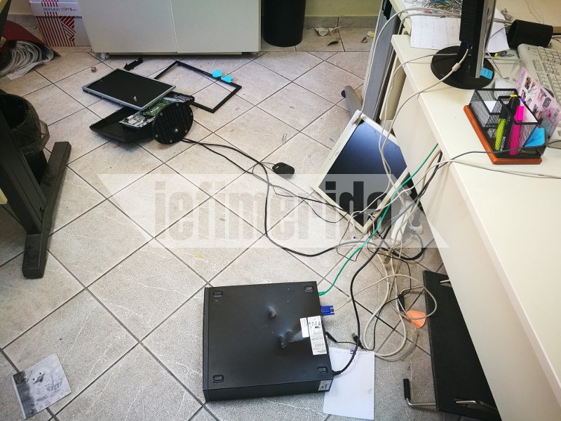 Επίθεση Ρουβίκωνα στο Κέντρο Είσπραξης Ασφαλιστικών Οφειλών [βίντεο] | iefimerida.gr 2