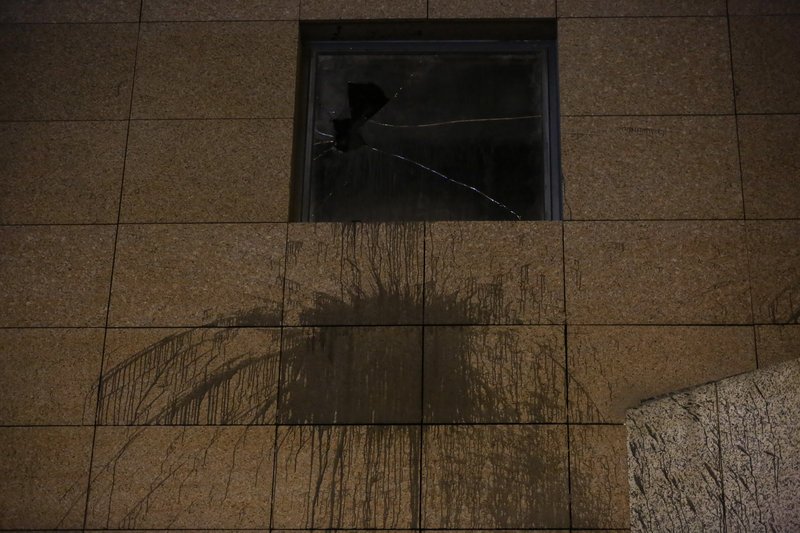 Καρέ-καρέ η επίθεση του Ρουβίκωνα στο υπουργείο Υποδομών [εικόνες & βίντεο] | iefimerida.gr 3