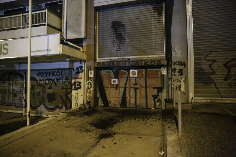 Καρέ-καρέ η επίθεση του Ρουβίκωνα στο υπουργείο Υποδομών [εικόνες & βίντεο] | iefimerida.gr 1