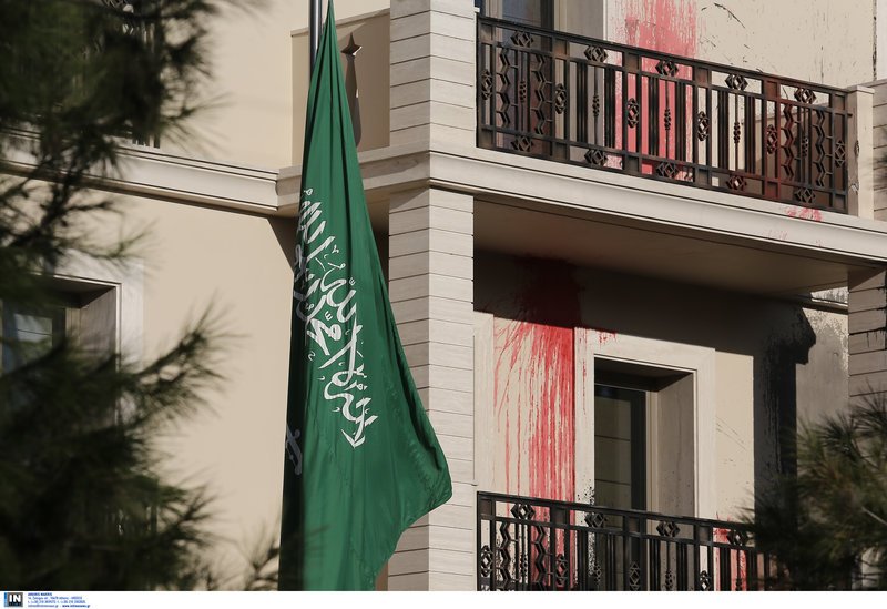 Σπασμένα τζάμια και τοίχοι με κόκκινες μπογιές στην πρεσβεία της Σ. Αραβίας μετά το «χτύπημα» του Ρουβίκωνα [εικόνες] | iefimerida.gr 5