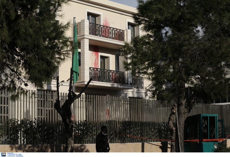 Σπασμένα τζάμια και τοίχοι με κόκκινες μπογιές στην πρεσβεία της Σ. Αραβίας μετά το «χτύπημα» του Ρουβίκωνα [εικόνες] | iefimerida.gr 0