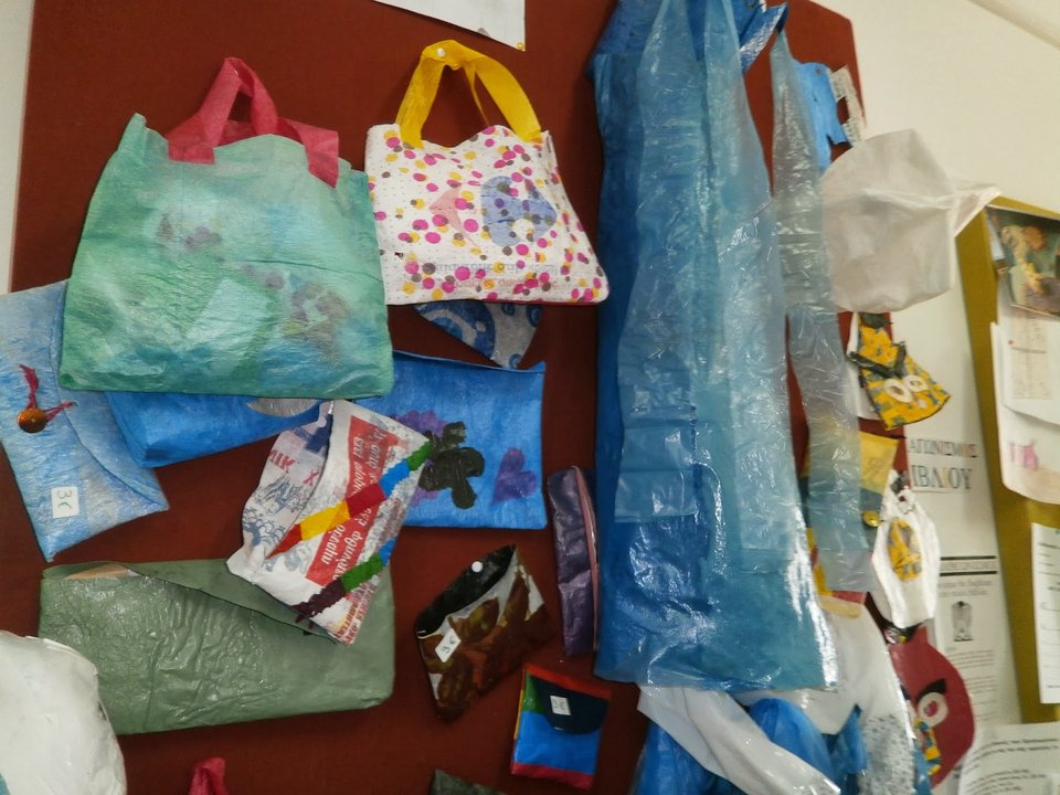 Ελληνες μαθητές λανσάρουν νέα μόδα -Δημιούργησαν ρούχα από σακούλες στέλνοντας οικολογικό μήνυμα [εικόνες] | iefimerida.gr 1