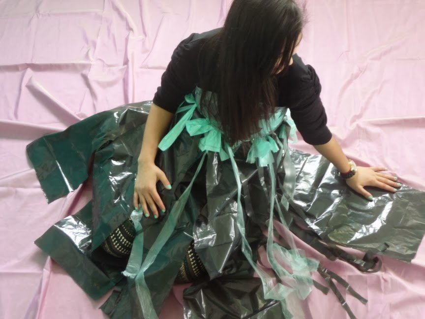 Ελληνες μαθητές λανσάρουν νέα μόδα -Δημιούργησαν ρούχα από σακούλες στέλνοντας οικολογικό μήνυμα [εικόνες] | iefimerida.gr 4
