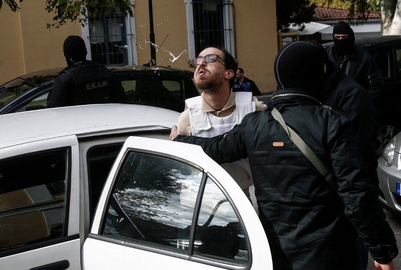 Προθεσμία για να απολογηθεί πήρε ο 29χρονος με τα τρομοδέματα -Εφτυσε τους δημοσιογράφους [εικόνες] | iefimerida.gr 0