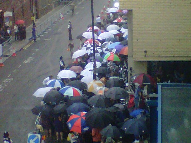 Μια περίεργη ράτσα: Οι Royal Watchers, οι δημοσιογράφοι που κάνουν βασιλικό ρεπορτάζ στην Αγγλία -Ποιοί είναι [εικόνες] | iefimerida.gr 1