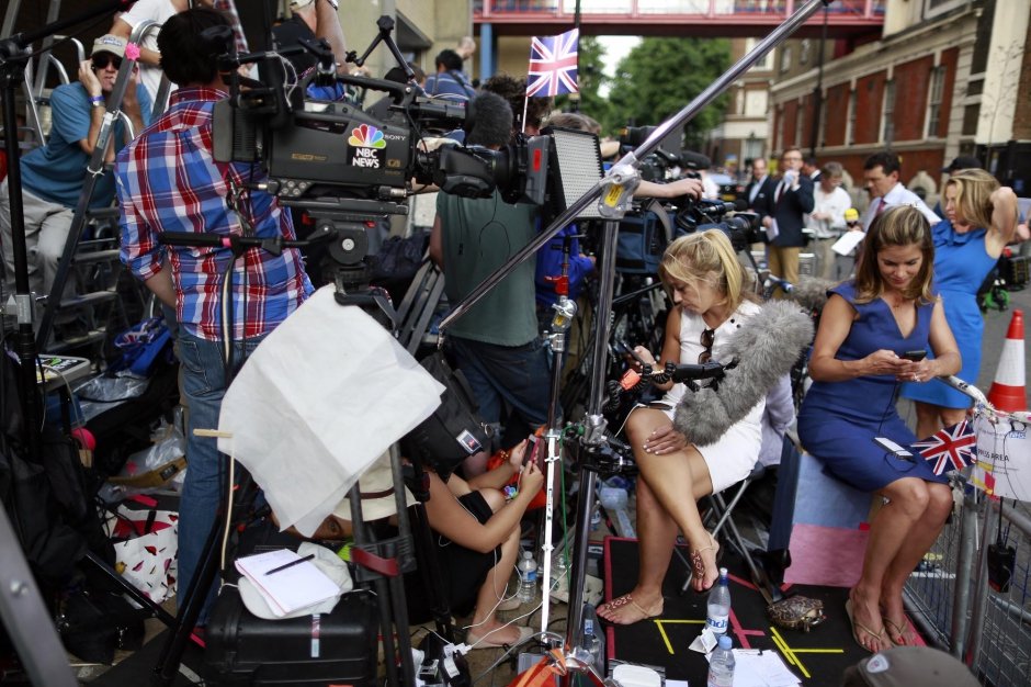 Μια περίεργη ράτσα: Οι Royal Watchers, οι δημοσιογράφοι που κάνουν βασιλικό ρεπορτάζ στην Αγγλία -Ποιοί είναι [εικόνες] | iefimerida.gr 2