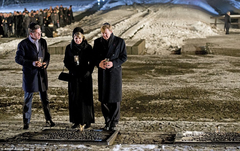 Oι επιζήσαντες του Αουσβιτς πέρασαν ξανά την πύλη του στρατοπέδου [εικόνες] | iefimerida.gr 21