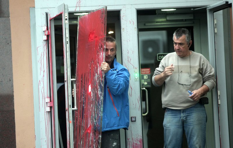 Καρέ καρέ η επίθεση του Ρουβίκωνα στην Περιφέρεια Αττικής, με βαριοπούλες και μπογιές [εικόνες & βίντεο] | iefimerida.gr 2