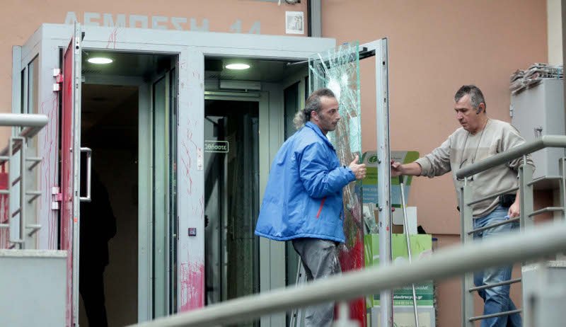 Καρέ καρέ η επίθεση του Ρουβίκωνα στην Περιφέρεια Αττικής, με βαριοπούλες και μπογιές [εικόνες & βίντεο] | iefimerida.gr 1