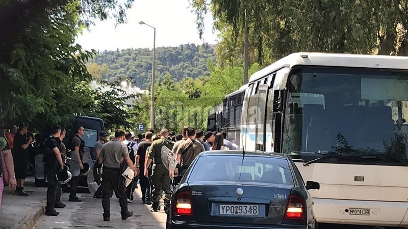 Στο αυτόφωρο τα μέλη του Ρουβίκωνα για το ντου στο υπουργείο Προστασίας του Πολίτη [εικόνες &amp; βίντεο] | iefimerida.gr 0