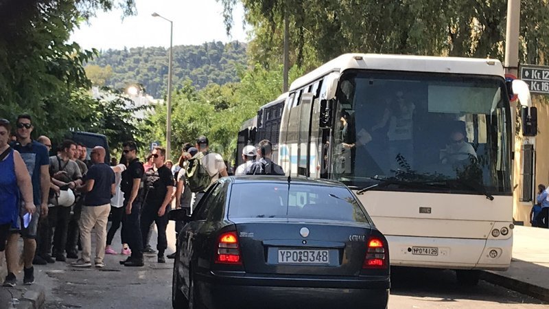 Στο αυτόφωρο τα μέλη του Ρουβίκωνα για το ντου στο υπουργείο Προστασίας του Πολίτη [εικόνες &amp; βίντεο] | iefimerida.gr 4