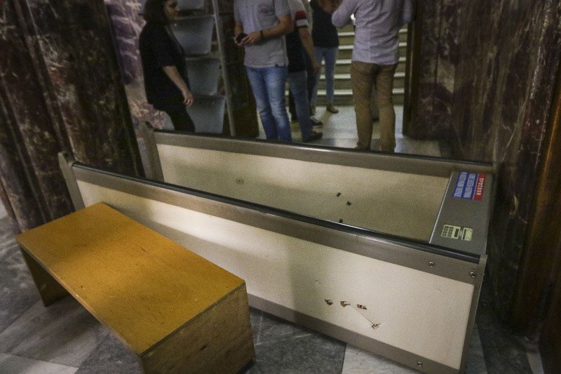 Αναρχικοί εισέβαλαν στο υπ. Ανάπτυξης -Ζητούν να δοθεί άδεια στον Κουφοντίνα [εικόνες & βίντεο] | iefimerida.gr 4