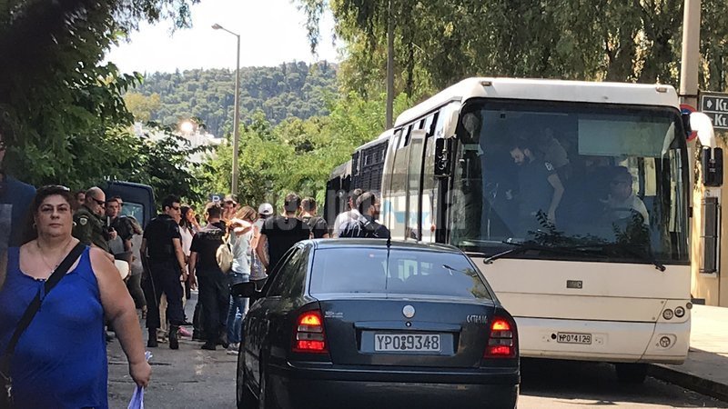 Στο αυτόφωρο τα μέλη του Ρουβίκωνα για το ντου στο υπουργείο Προστασίας του Πολίτη [εικόνες &amp; βίντεο] | iefimerida.gr 3