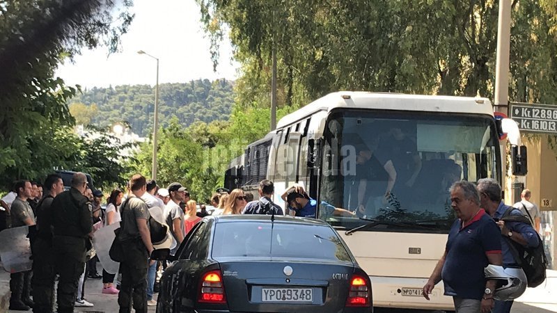 Στο αυτόφωρο τα μέλη του Ρουβίκωνα για το ντου στο υπουργείο Προστασίας του Πολίτη [εικόνες &amp; βίντεο] | iefimerida.gr 2