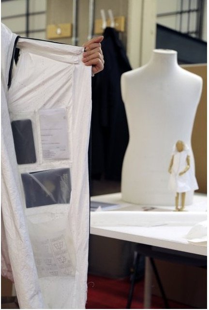 Βρετανοί έφτιαξαν παλτό για πρόσφυγες: Γίνεται sleeping bag [εικόνες] | iefimerida.gr 0